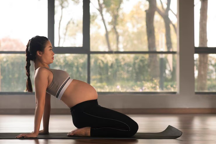 manfaat yoga ibu hamil, prenatal yoga, yoga saat hamil, olahraga ringan ibu hamil, postur ibu hamil, pernapasan saat hamil, kehamilan sehat, koneksi ibu dan janin